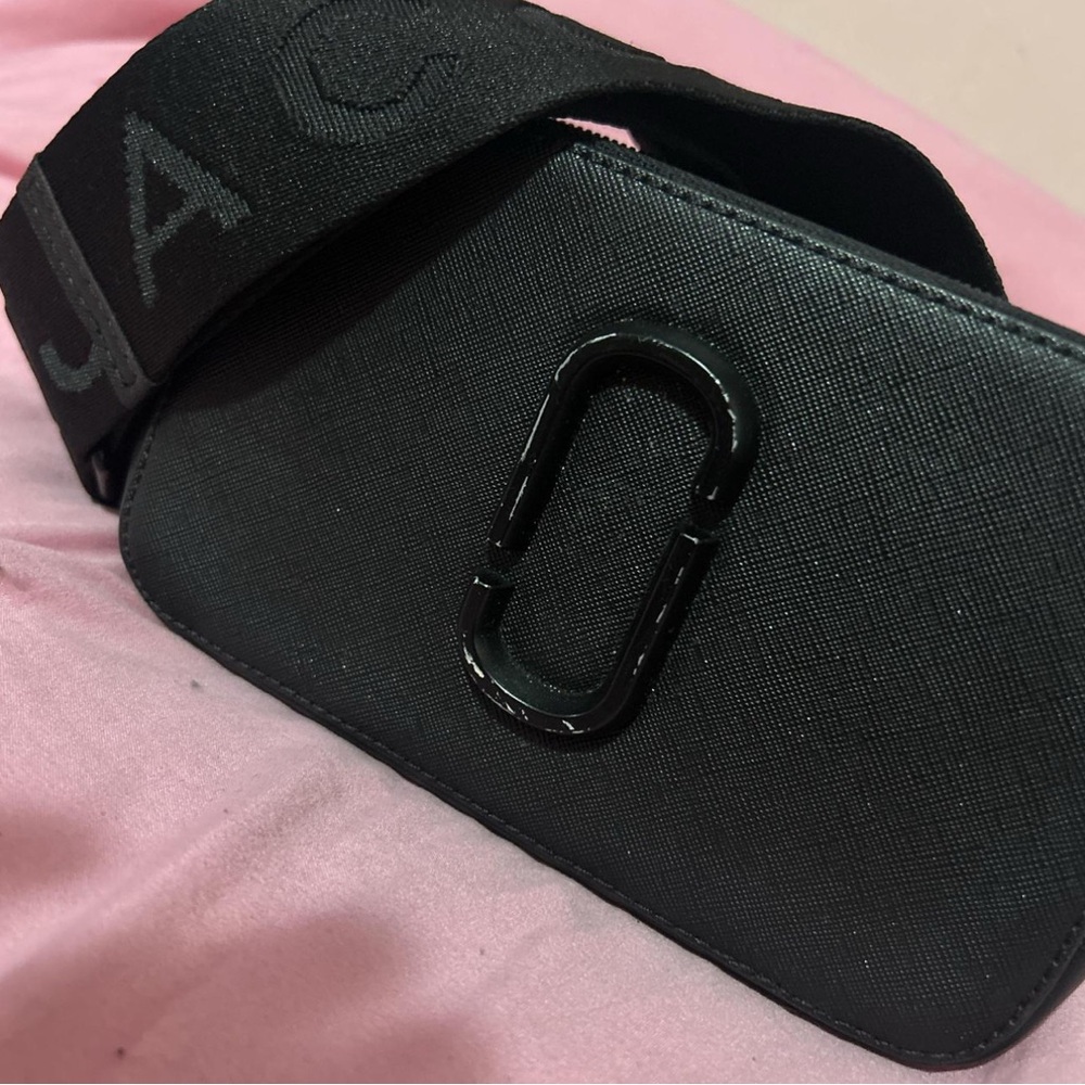 Marc Jacob’s black crossbody snap shot bag
